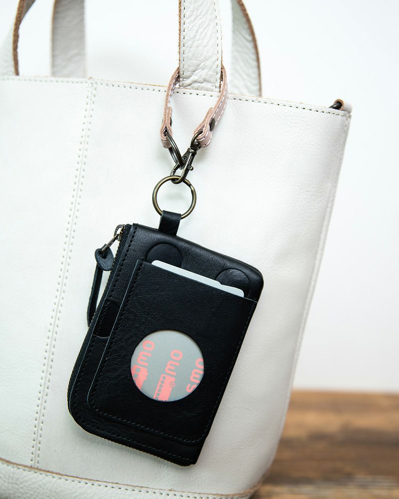 別売りのストラップを付ければバッグにぶら下げて、改札などでもスムーズお使いいただけます。