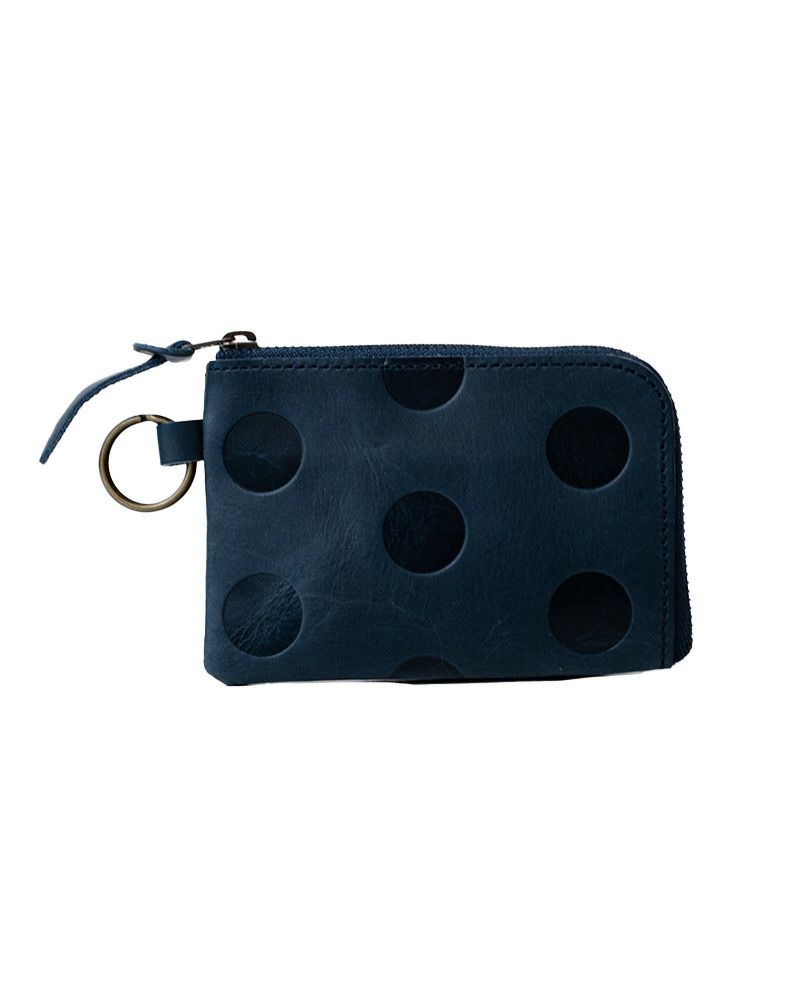 「パスケースもおしゃれに持ちたい」方へ。手のひらサイズの本革カードケースは、改札もスムーズで実用性も抜群。大人かわいいデザインでギフトにも喜ばれます