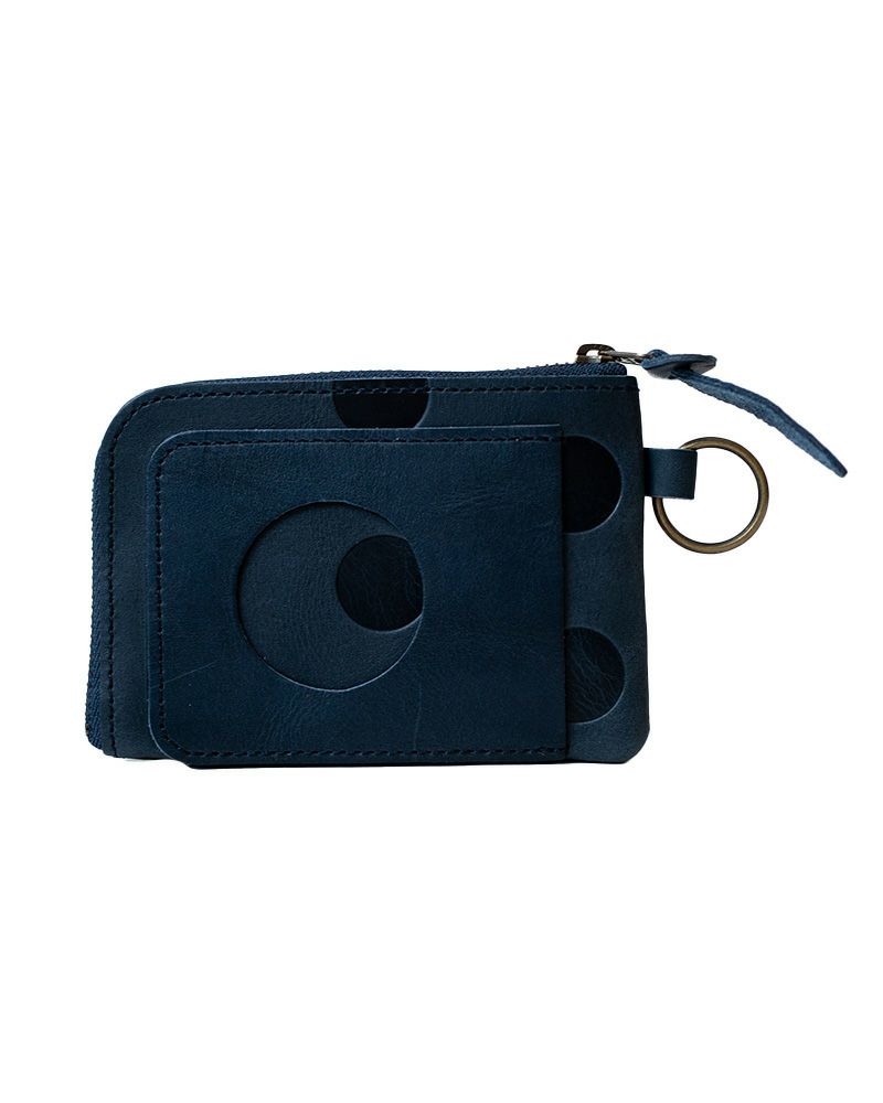 落ち着いた色味の牛革に、水玉の型押しがアクセント。L字ファスナーで大きく開いて取り出しやすいパスケースは、通勤のストレスを減らす“相棒レザー”として活躍します