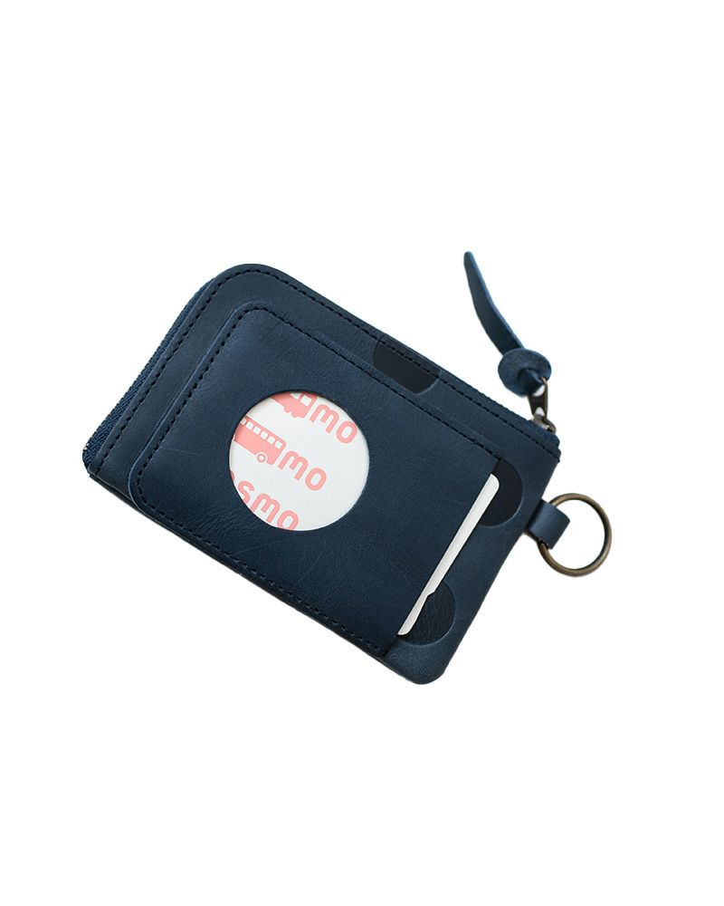 本革の魅力と機能を両立したカードケース。ICカード用の外ポケットと便利なL型ファスナーで、毎日の通勤が少し楽に。シンプルだからこそ飽きずに使えます