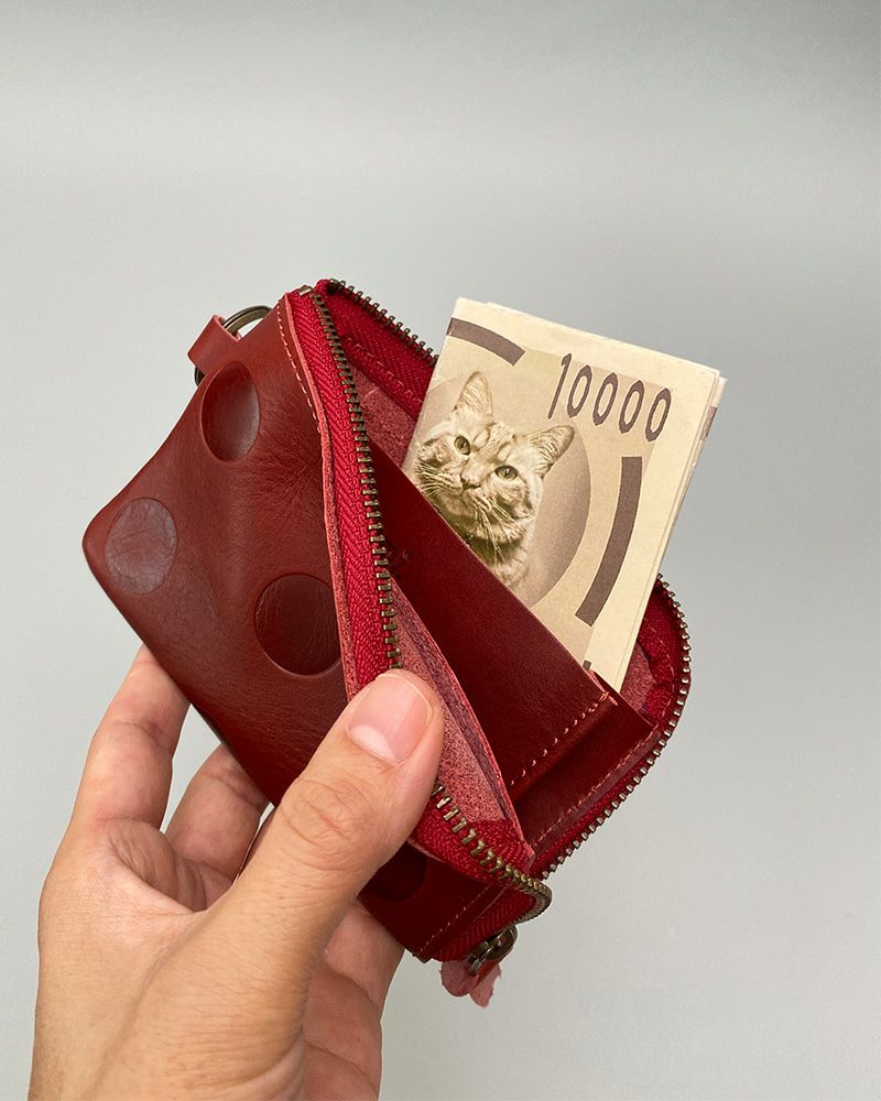 L字ファスナーで開けやすく、中身がひと目でわかる本革カードケース。パスケース・小物入れ・ミニ財布の3役をこなす便利なアイテムです