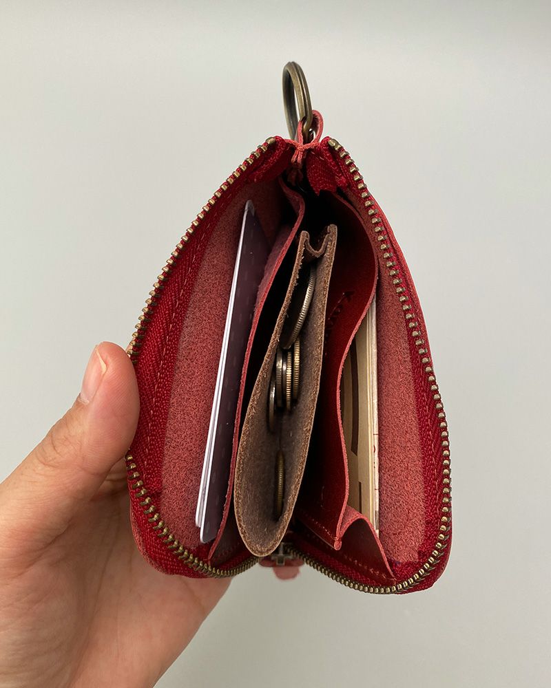 バッグの中を整えたい方に。鍵やICカード、細々したものをまとめられる本革カードケース。ナチュラルで上品なカラーがどんなスタイルにも馴染みます