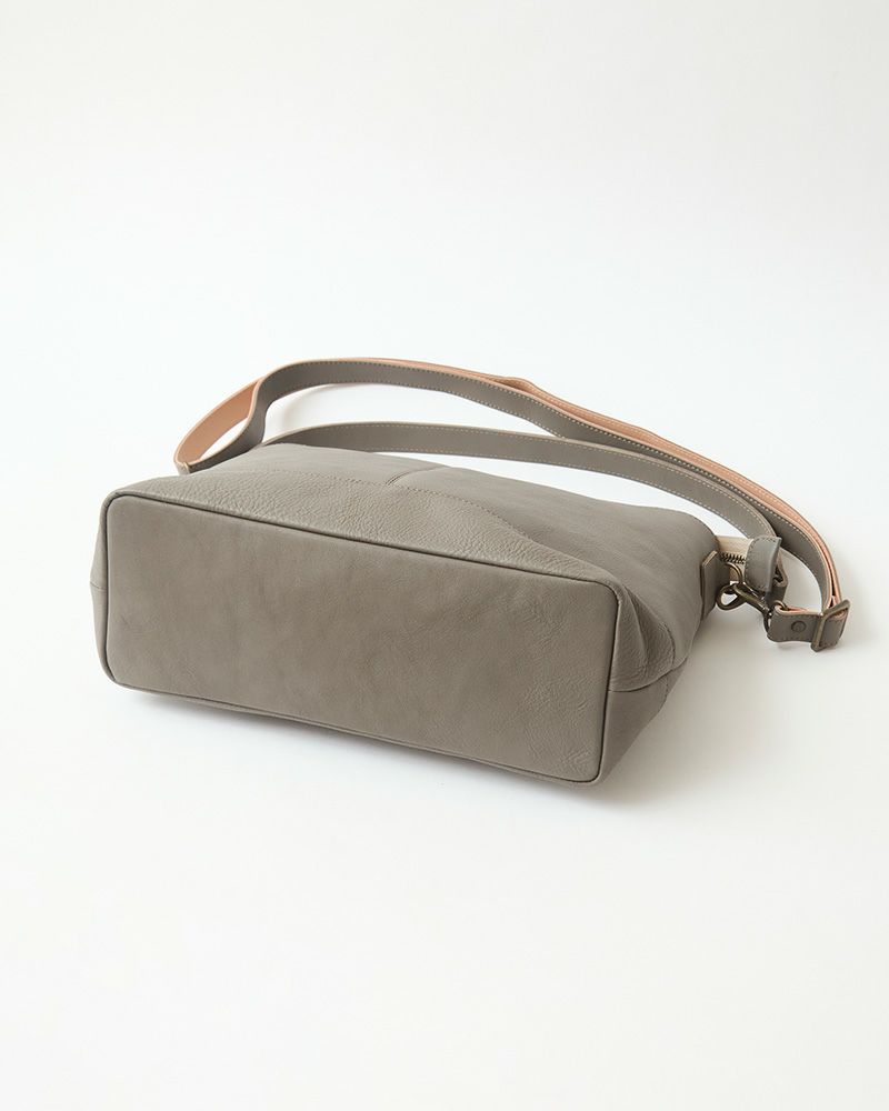 itsu mono ショルダーバッグ　ピュアグレー