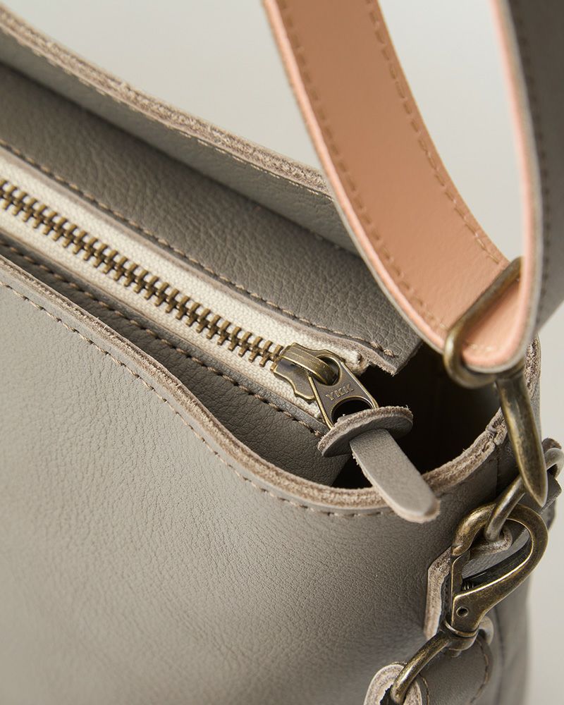 itsu mono ショルダーバッグ　ピュアグレー