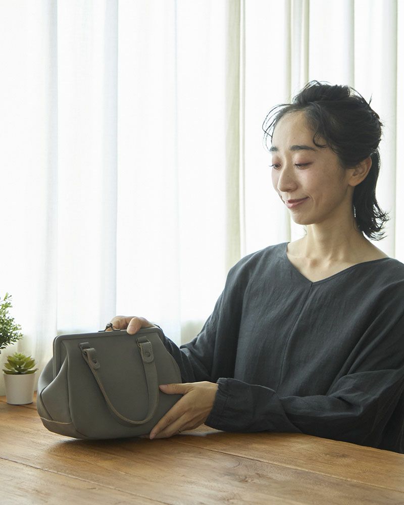 itsu mono がま口ミニボストンバッグ：ピュアグレー