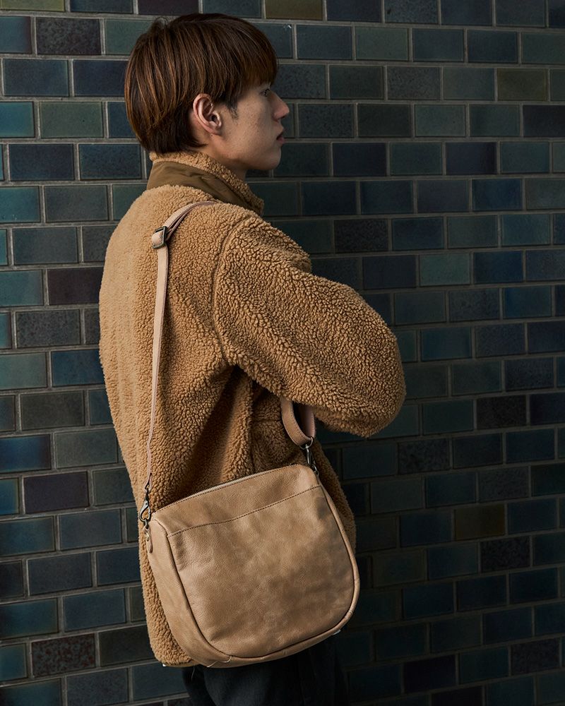 男性も使いやすい、シンプルデザインの本革ショルダー