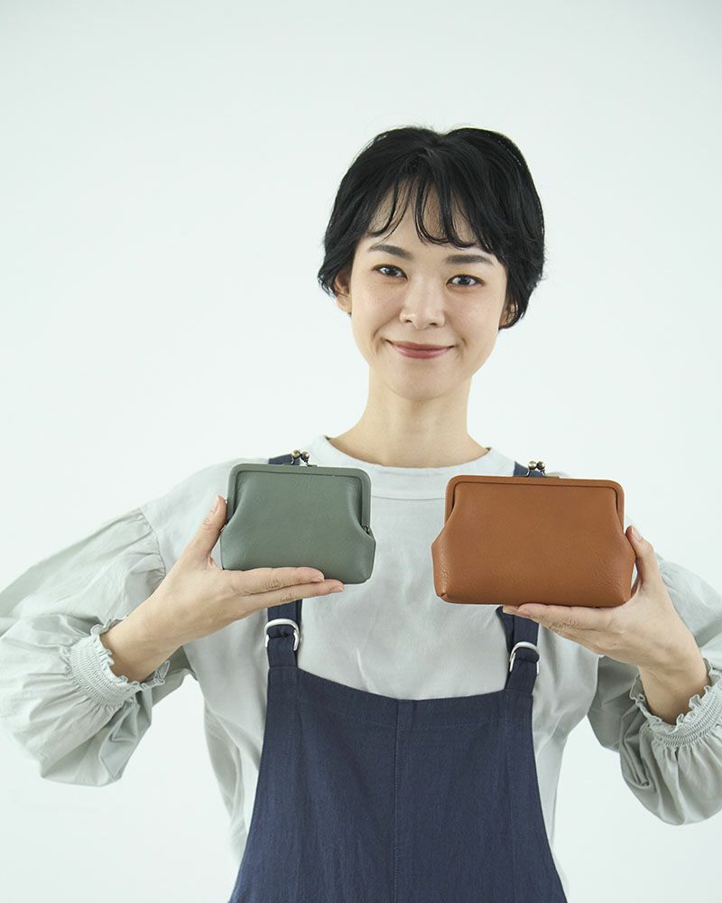 左：itsu mono スクエアがま口ポーチ(S) キャットブルー 右：itsu mono がま口ポーチ(M)　キャラメル