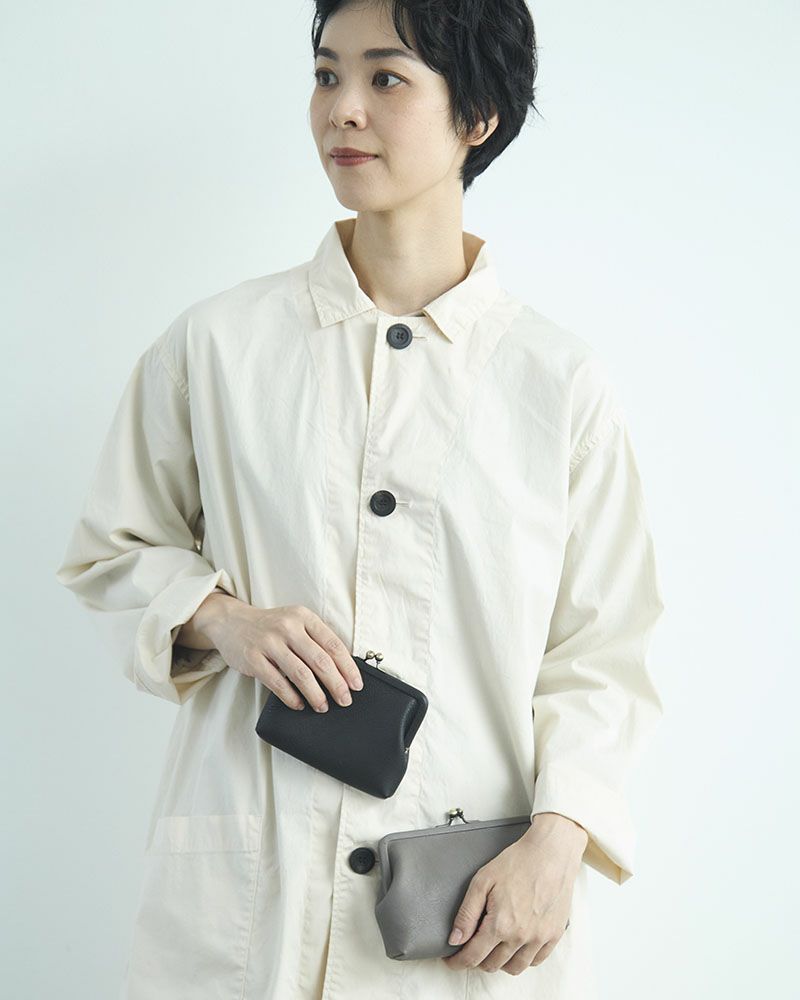 左：itsu mono スクエアがま口ポーチ(S) ブラック 右：itsu mono がま口ポーチ(M)　ピュアグレー