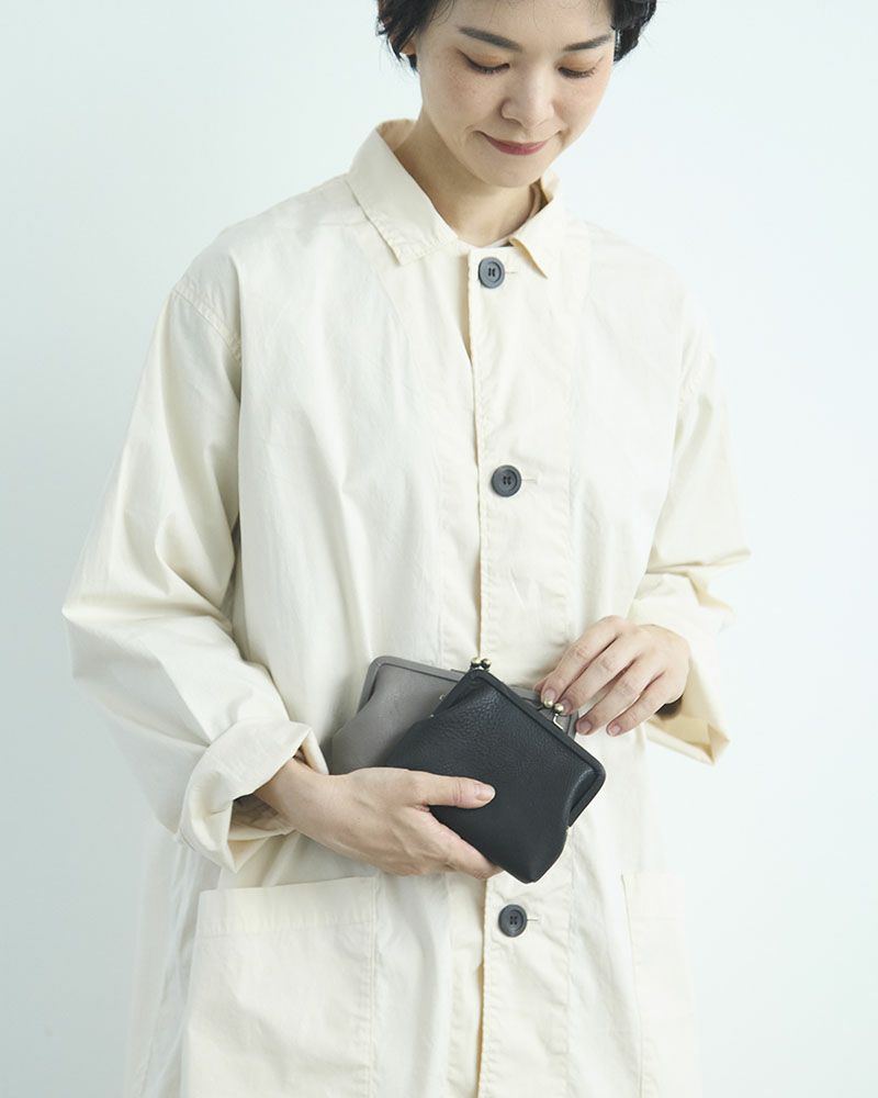 手前：itsu mono スクエアがま口ポーチ(S) ブラック 奥：itsu mono がま口ポーチ(M)　ピュアグレー