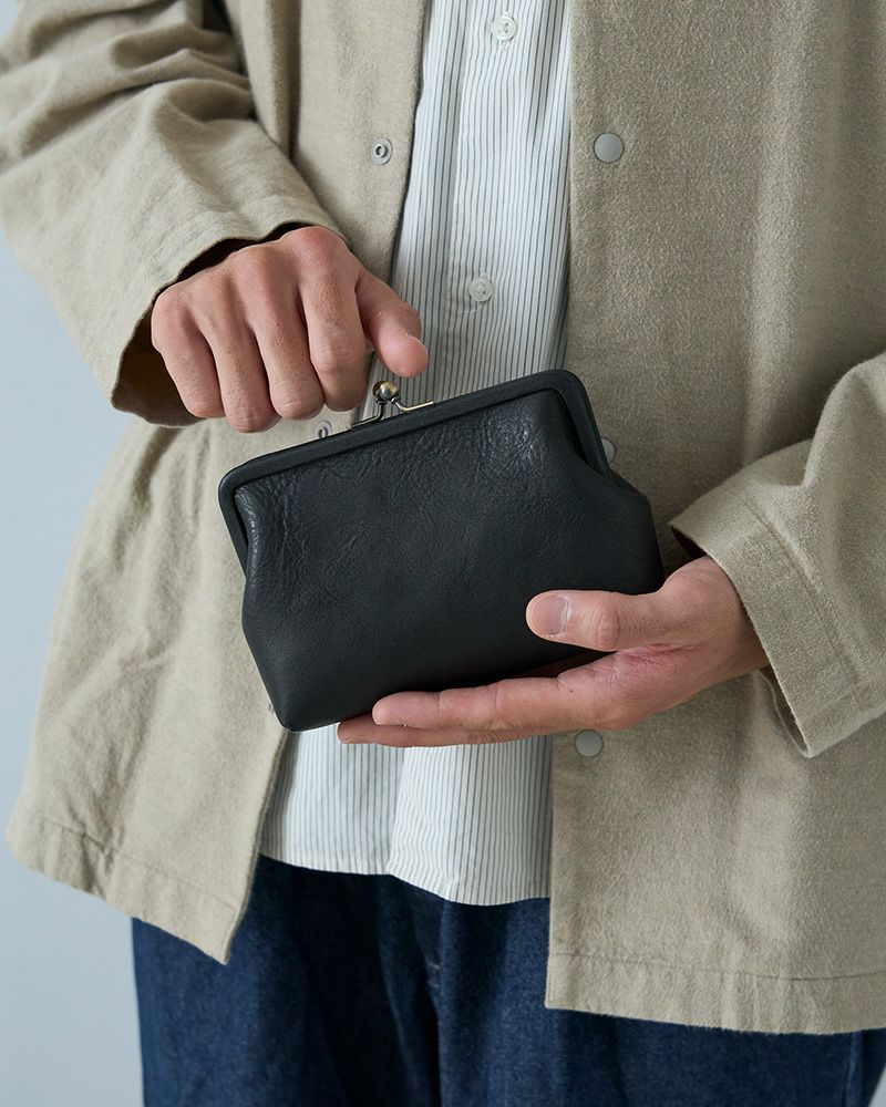 洗練されたシンプルさが男性にも使いやすい、がま口ポーチ