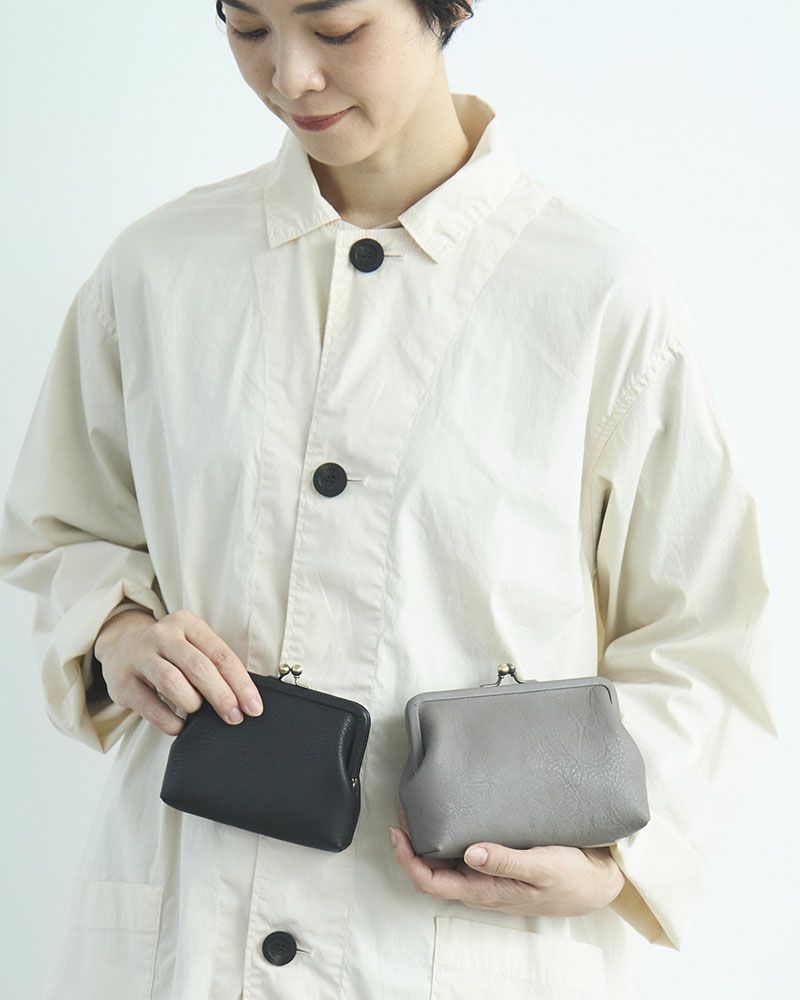 左：itsu mono スクエアがま口ポーチ(S) ブラック 右：itsu mono がま口ポーチ(M)　ピュアグレー
