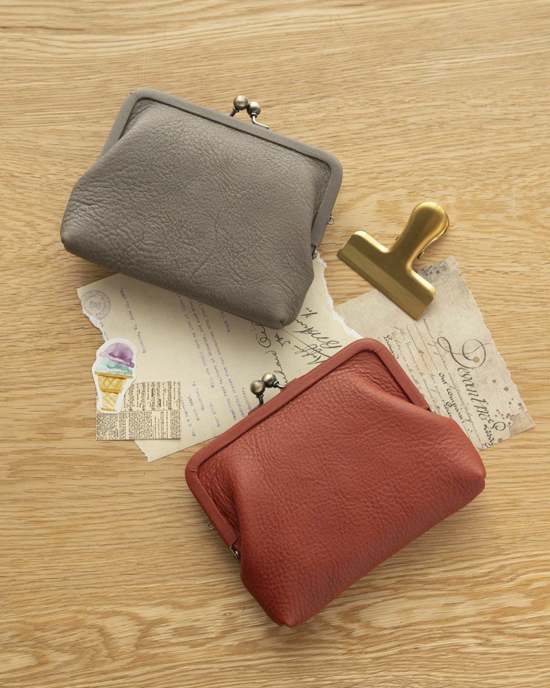 itsu mono スクエアがま口ポーチ(S)：　上 ピュアグレー 下 レッド