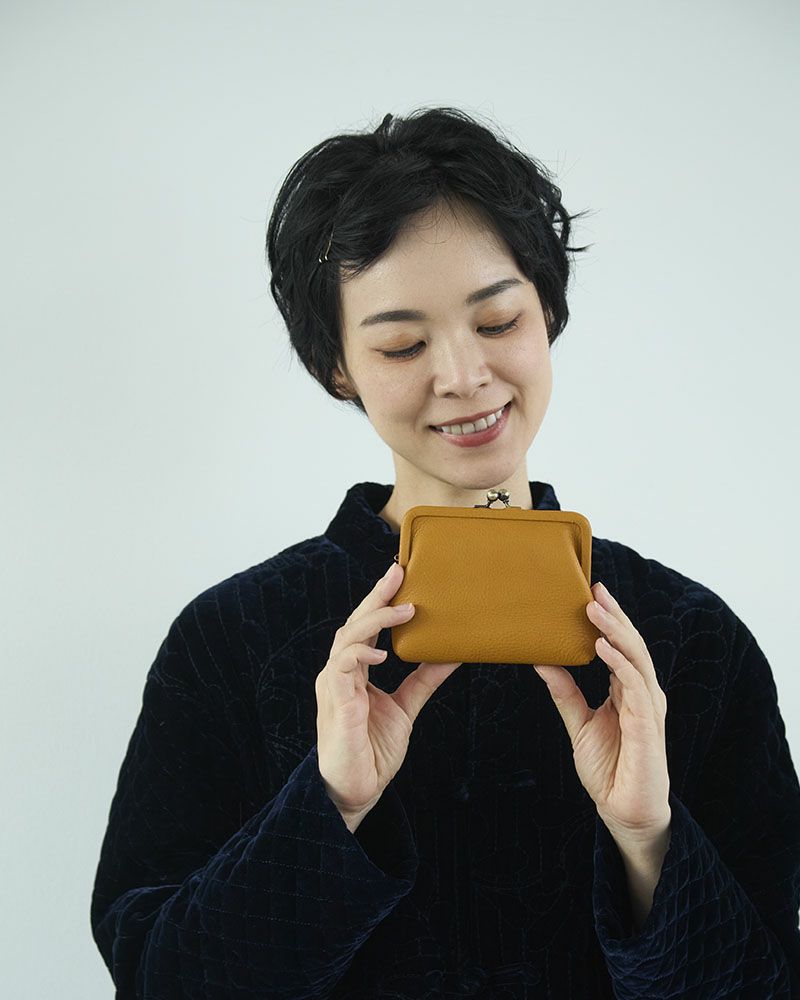 itsu mono スクエアがま口ポーチ(S) マスタード