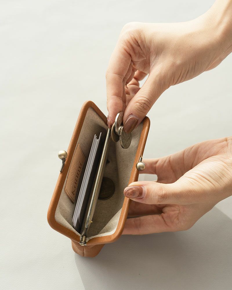 itsu mono スクエアがま口ポーチ(S) キャラメル