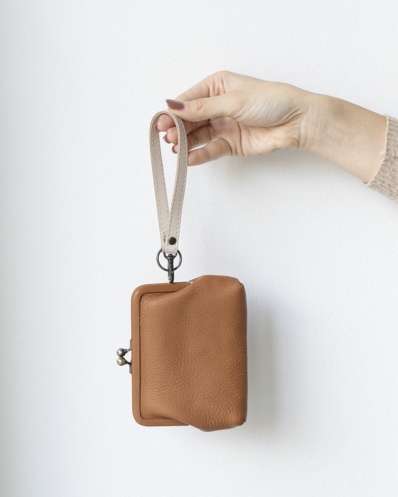 itsu mono スクエアがま口ポーチ(S) キャラメルとフリーストラップ（別売り）