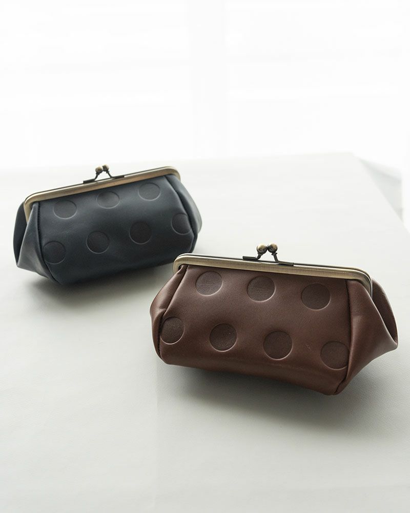 キャンディ バルーンがま口ポーチ: 奥 ブラック 手前 ダークブラウン