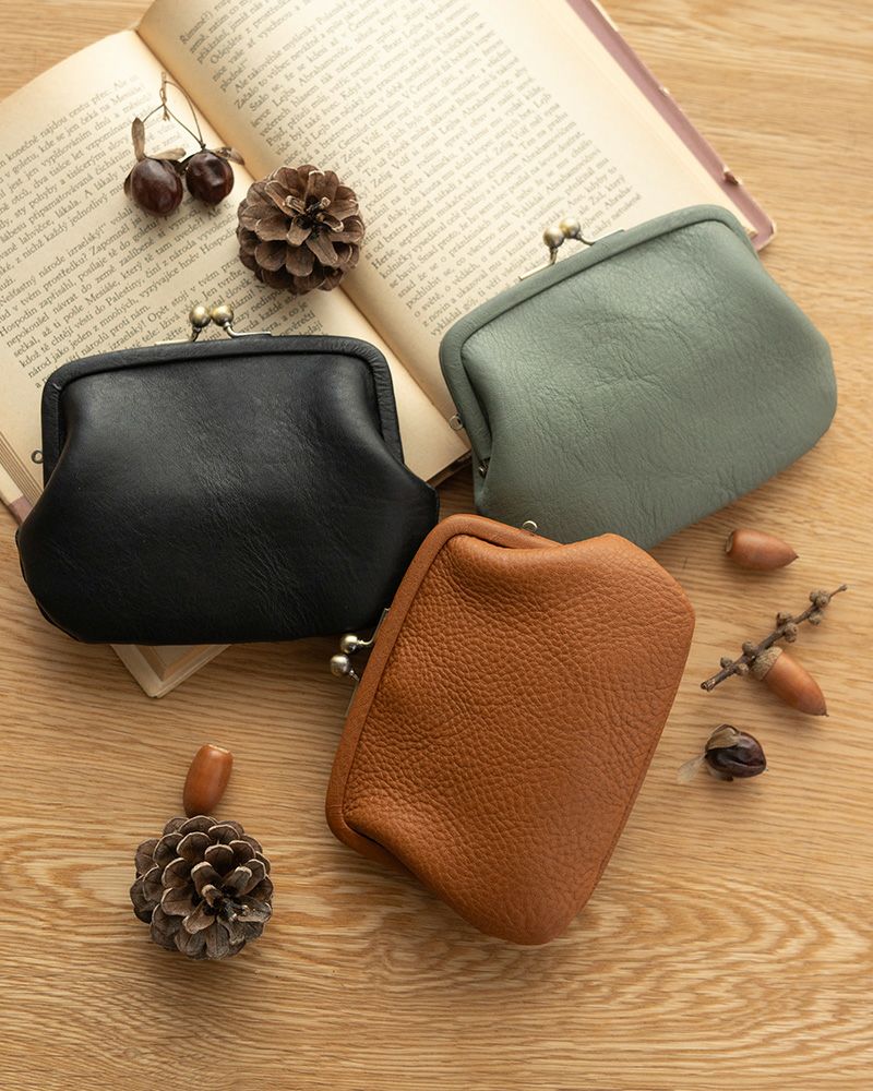 「itsu mono 親子がま口」左上：ブラック/右上：キャットブルー/下：キャラメル