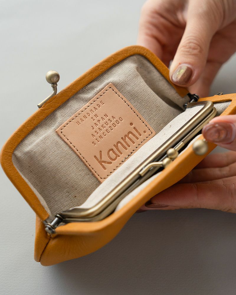 内側にはKanmiオリジナルの革タグ「itsu mono 親子がま口」マスタード