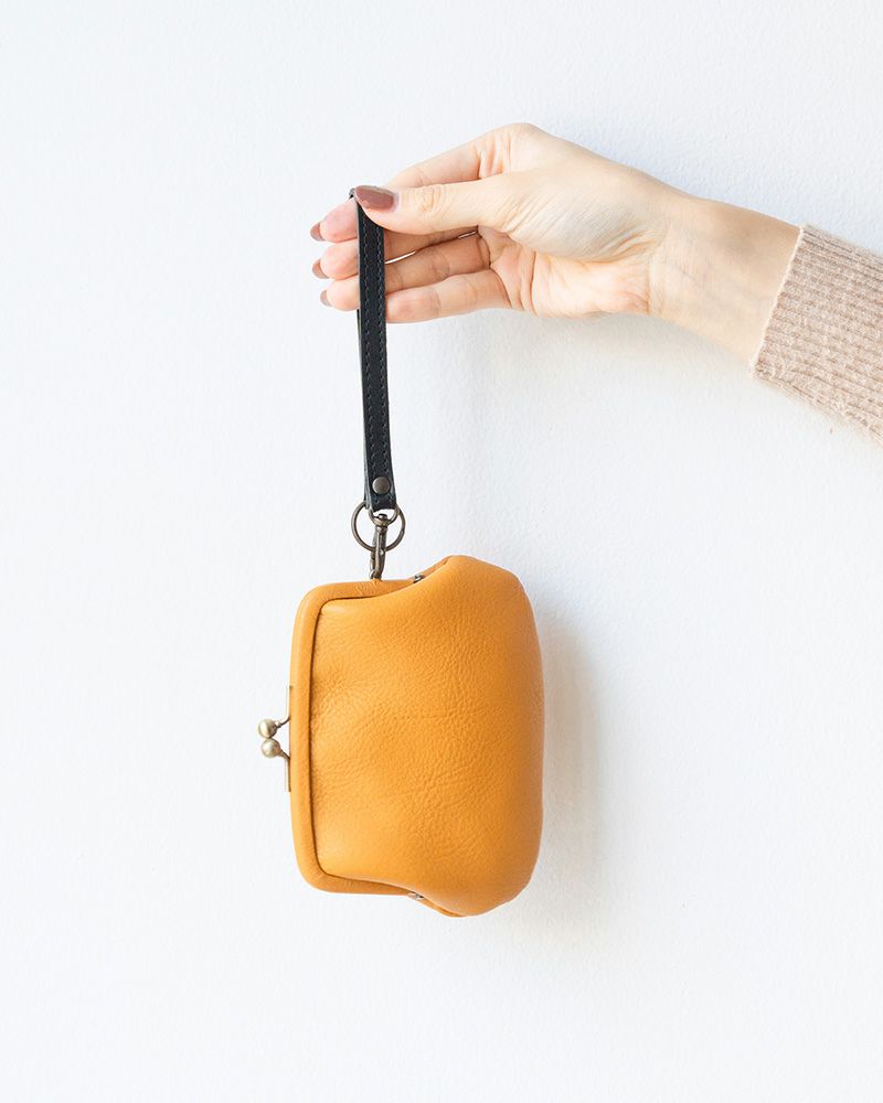 カンに通してフリーストラップ（別売）を装着することができます「itsu mono 親子がま口」マスタード