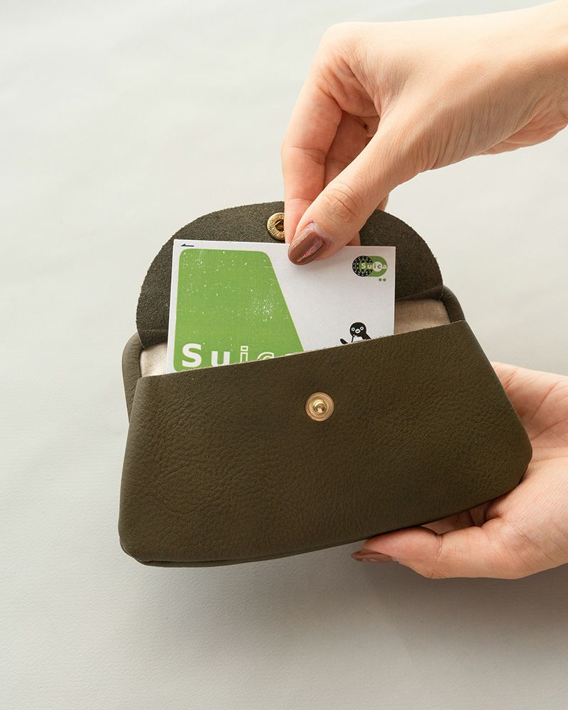 外ポケットにはIC系カードを入れるのもおすすめ「itsu mono ルーフ親子がま口」