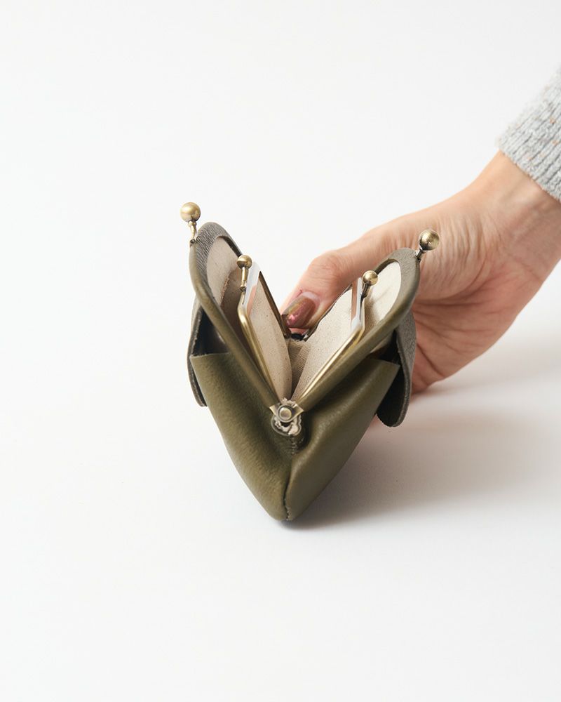 大きく開閉できるがま口は中身が見やすいのが特徴です「itsu mono ルーフ親子がま口」