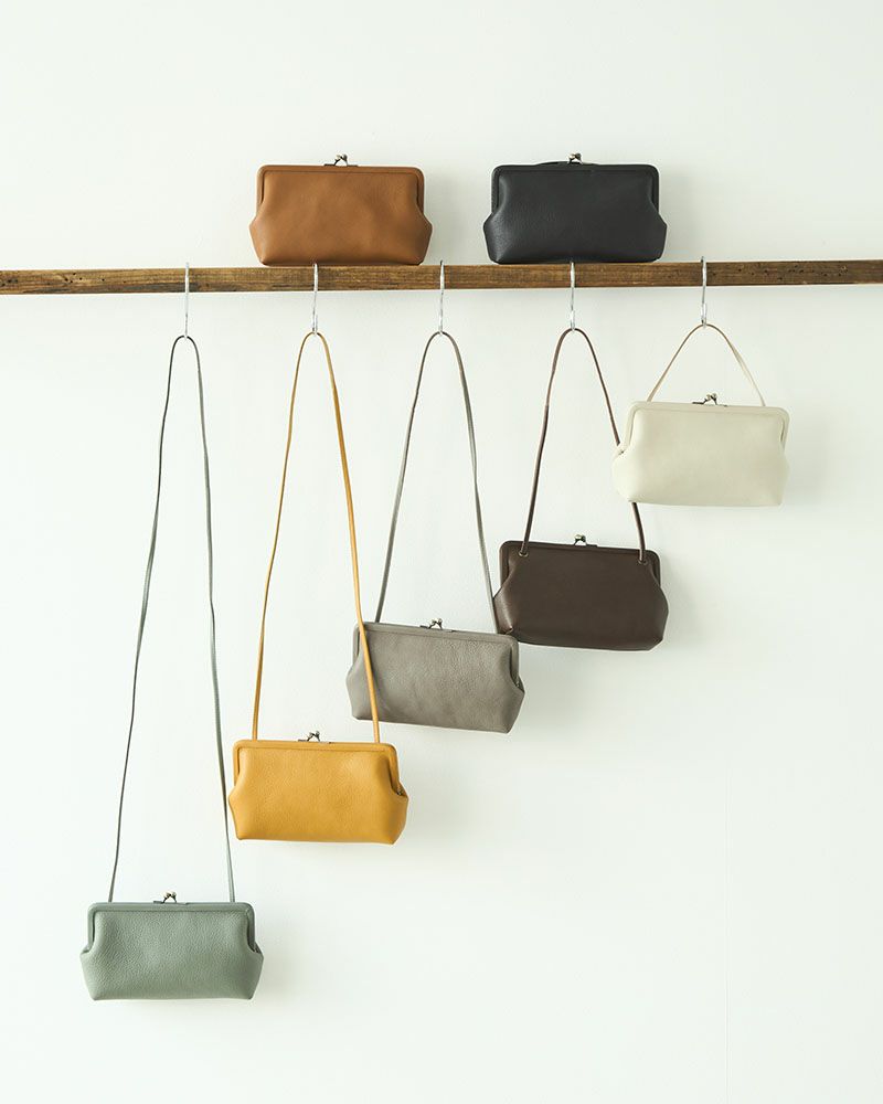 itsu mono トラベルがま口ポシェット 上段 左から: キャラメル、ブラック 下段 左から：キャットブルー、マスタード、ピュアグレー、ダークブラウン、クリーム 