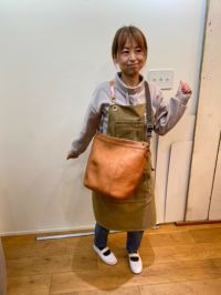 お色はオーダーメイドの「ダークブラウン」になります。ショルダー紐は「itsu mono 2WAYバッグ」のショルダー紐を10センチカットします。