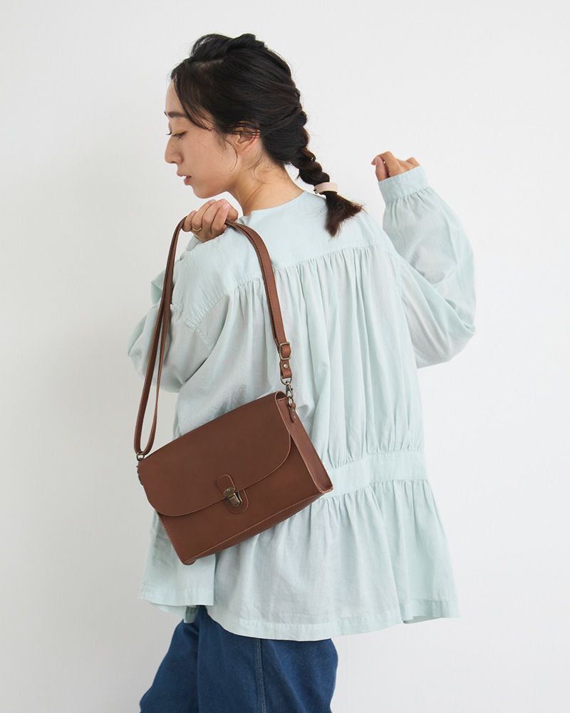 防水レザーのコンパクトポシェット（ダークブラウン）