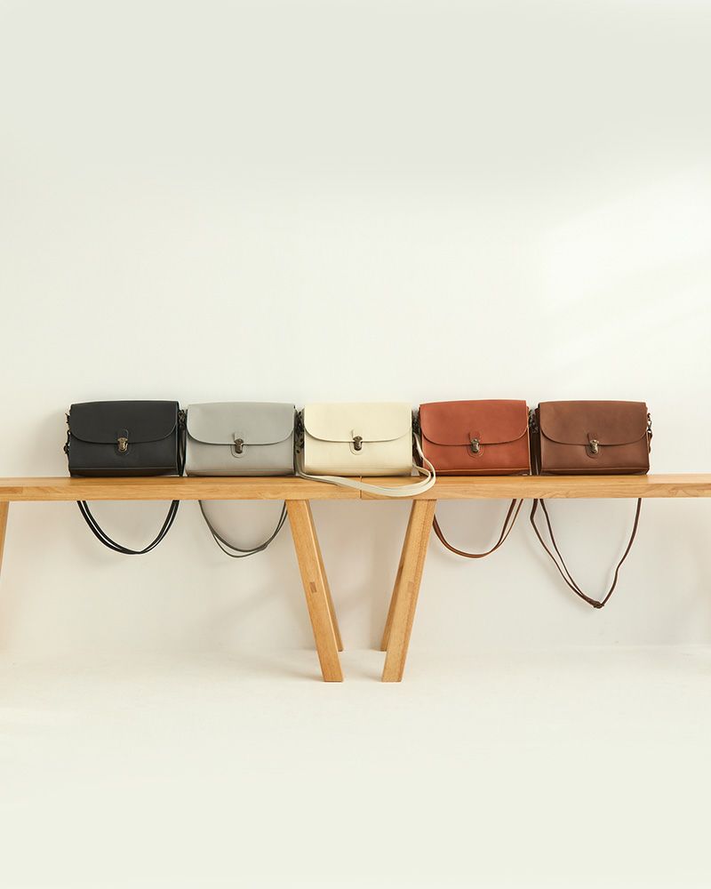 左からクロ、グレー、バニラ、レンガ、ダークブラウン