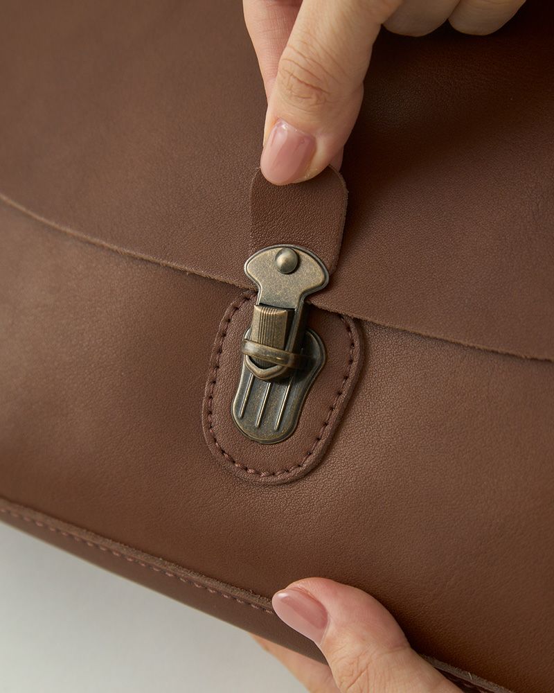 差し込み式のロック開閉でレトロ感のある仕上がり