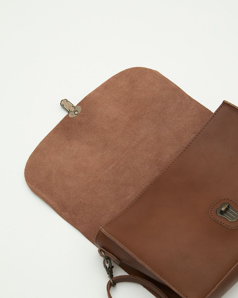 フラップ裏はレザーの質感を残しています