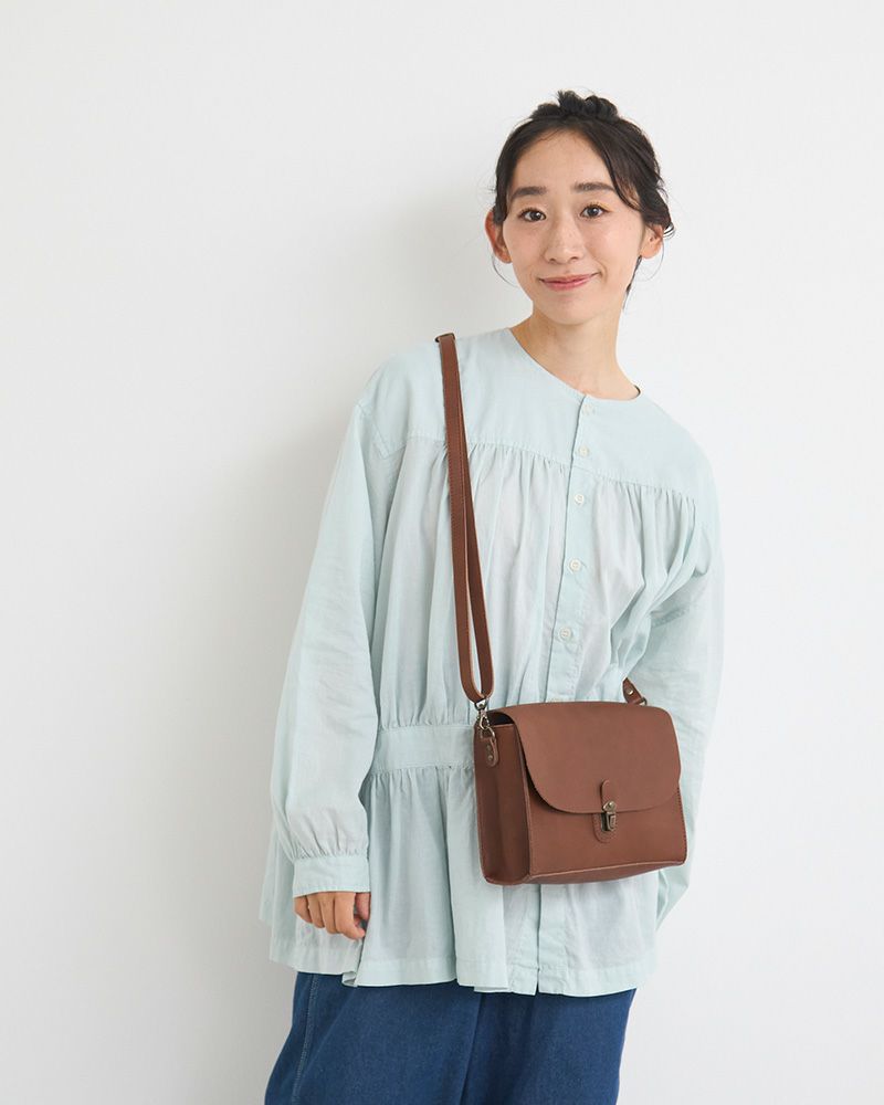 革らしいカラーで締め色にピッタリのダークブラウン