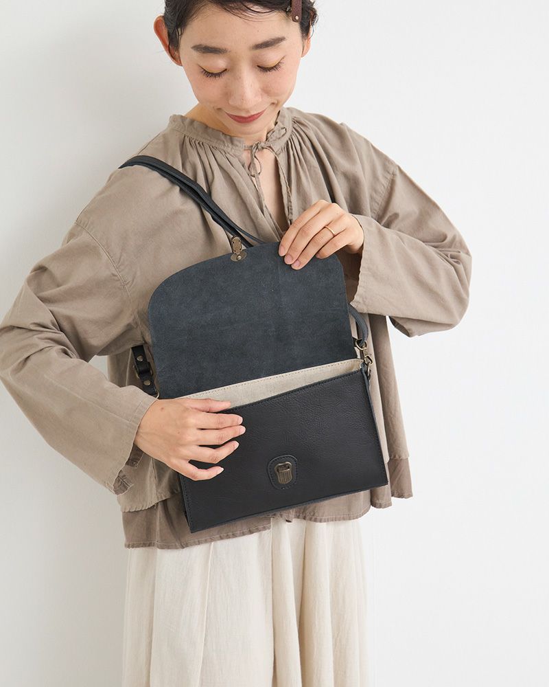 内部には裏地、ポケットがついて整理しやすくなりました