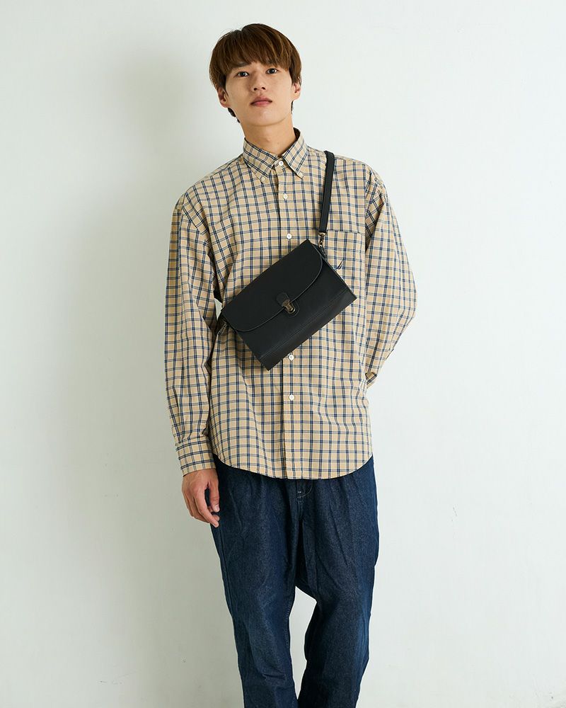 男性にも似合う、レトロな防水レザーショルダー