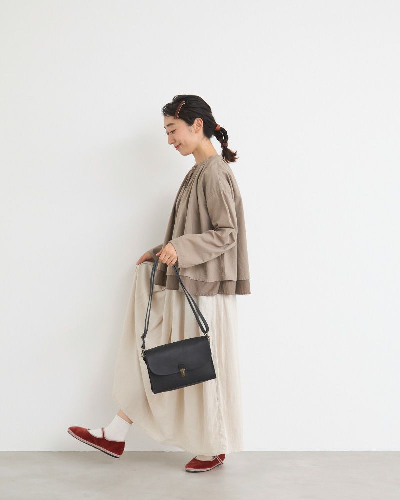 落ち着いた印象でどんな服にも合う定番のブラック