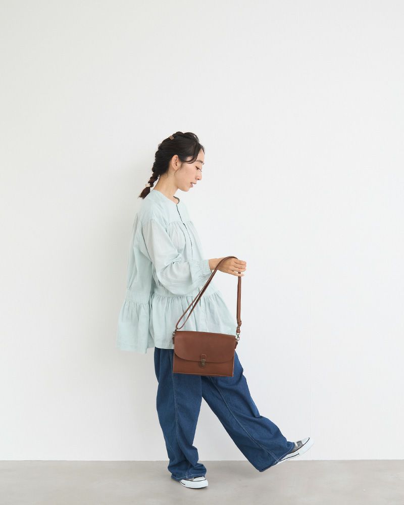 柔らかい印象を残しつつ上質な革の味わいが際立つダークブラウン