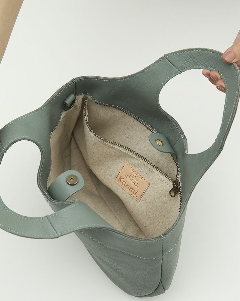 マグネット式のボタンで開閉できるので安心