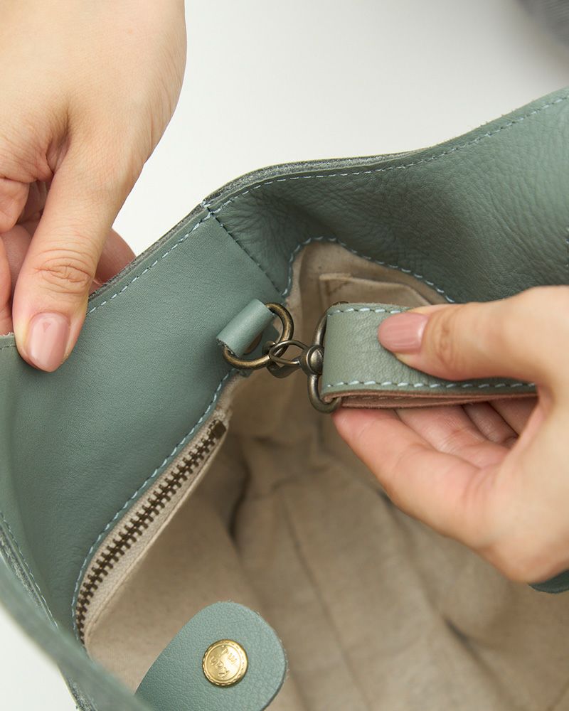 ショルダーベルト（別売り）がつけられるDカンがついています