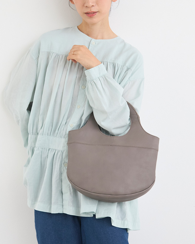 爽やかなグレーは1年を通して洋服に合わせやすい