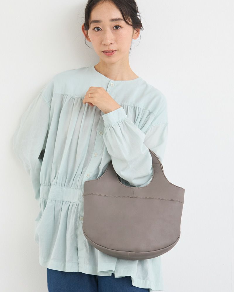 爽やかなグレーは1年を通して洋服に合わせやすい