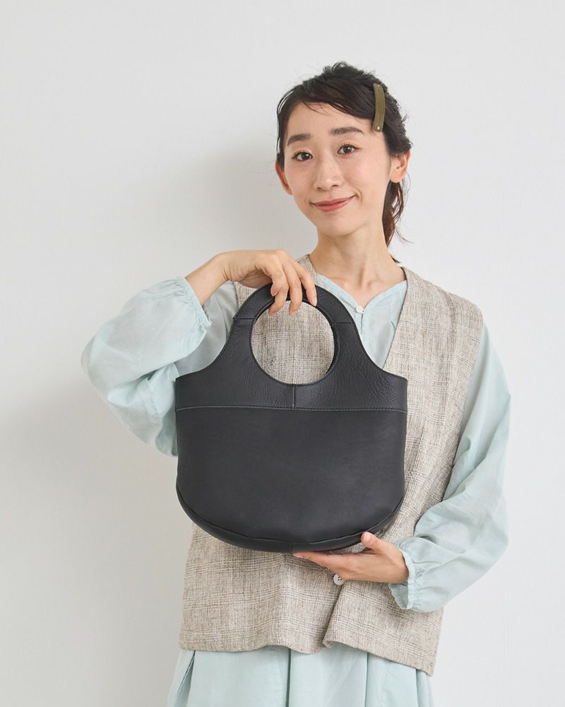 可愛らしい形をきゅっと引き締めてくれるブラック