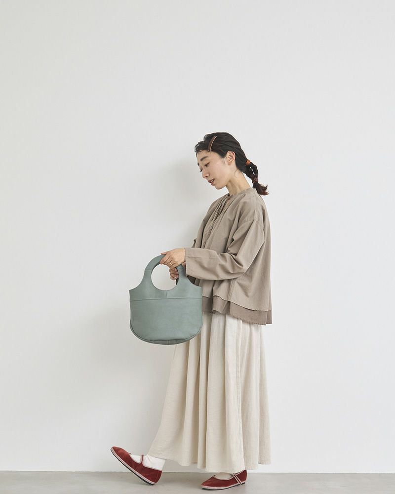 淡い色のキャットブルーは馴染みカラーでさりげないアクセントに