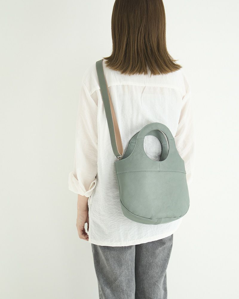 ショルダーベルトを付けて肩掛けもできます。