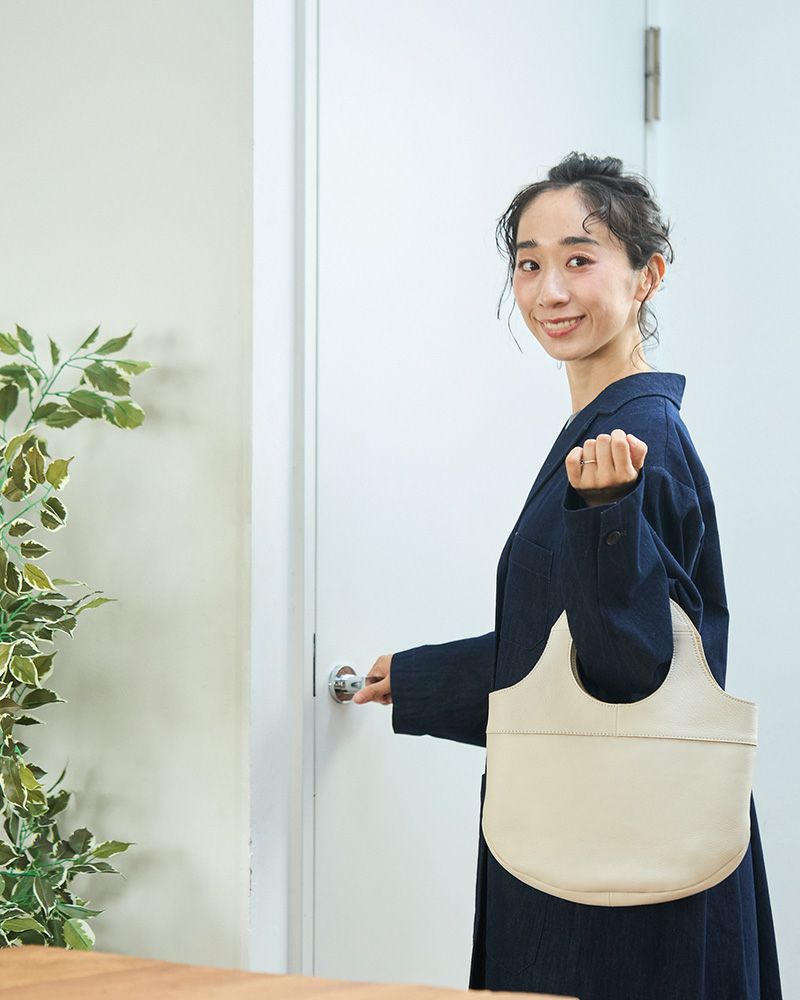まぁるい持ち手で、コロンとしたフォルムがやさしい「ドーナツ バッグ(M) 」