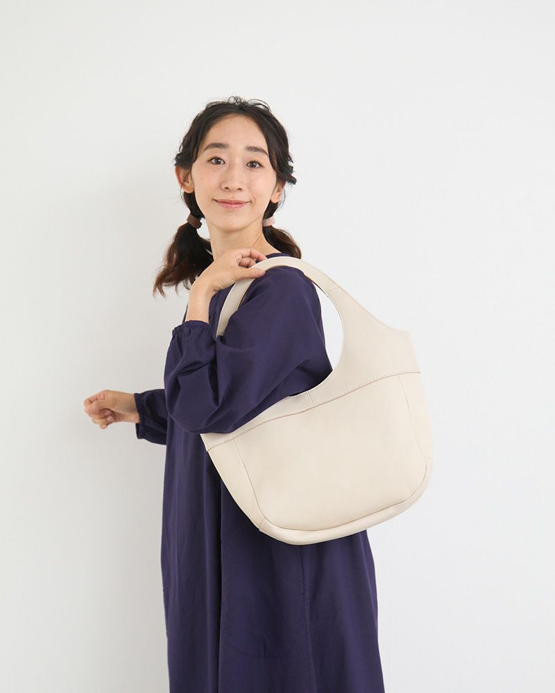 まぁるい持ち手で、コロンとしたフォルムがやさしい「ドーナツ バッグ(L) 」