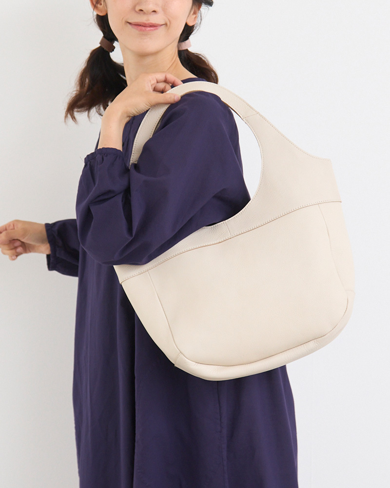 まぁるい持ち手で、コロンとしたフォルムがやさしい「ドーナツ バッグ(L) 」