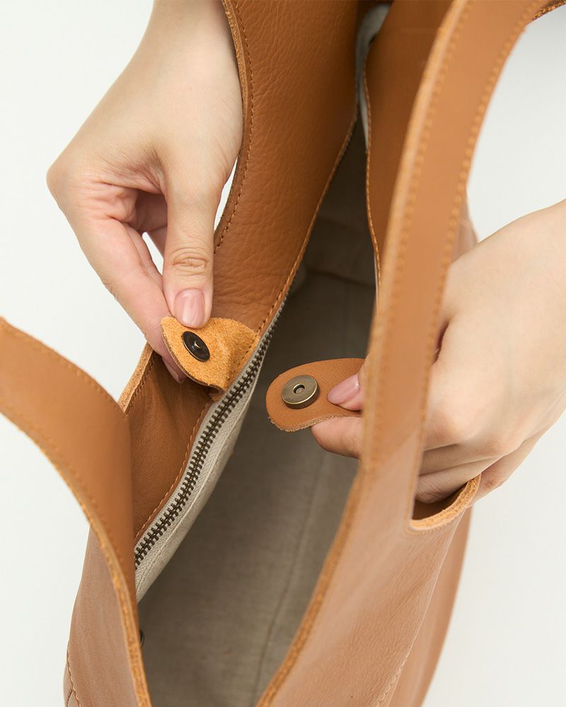 マグホックで開閉できるので安心