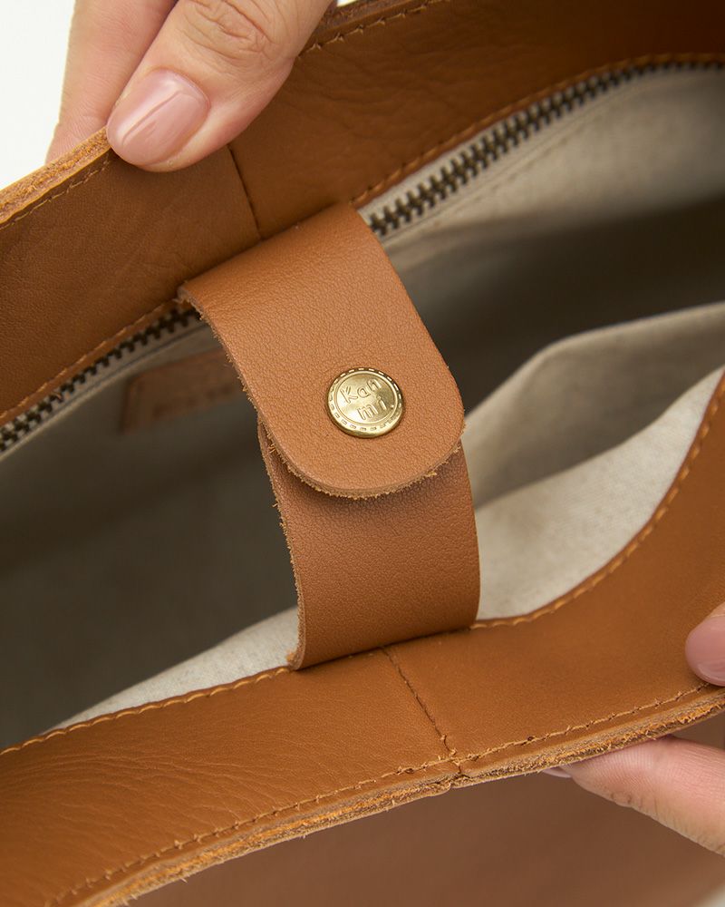 金具にはKanmiのロゴが刻印されています