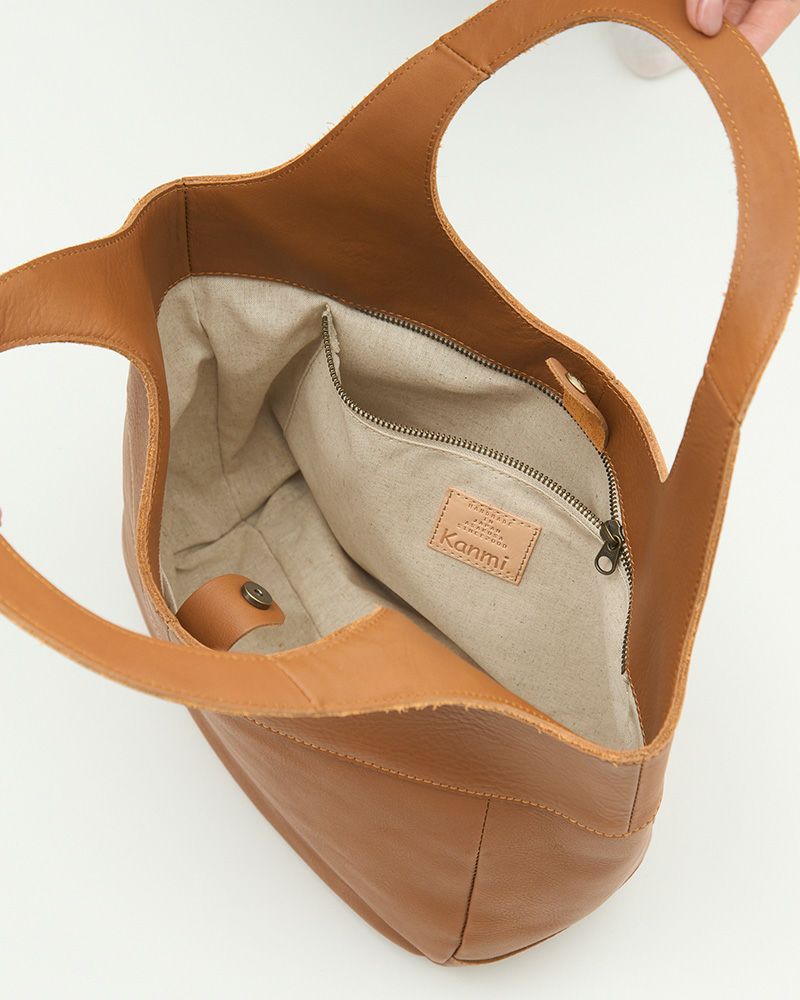 内側には大き目なファスナーポケットが1つ