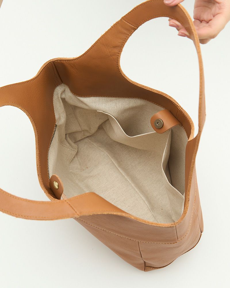 小さ目のオープンポケットが２つ配置